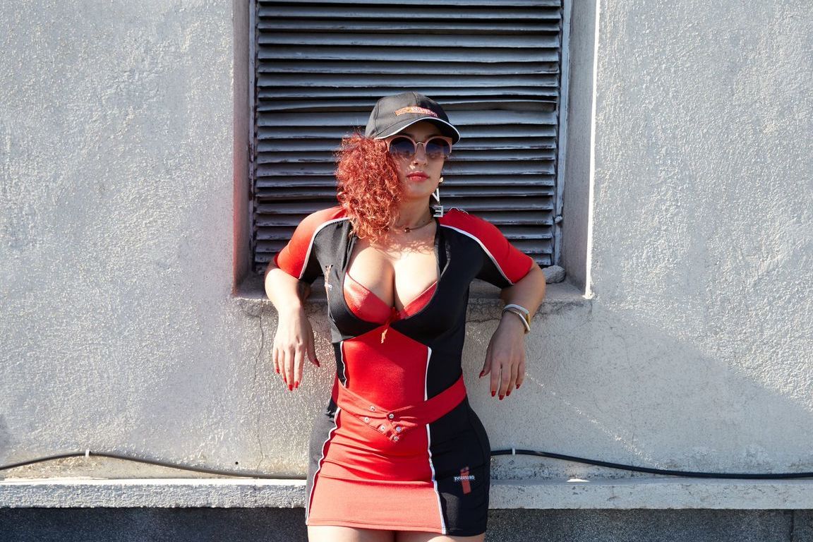 Selena Martinez, amatrice latina 21P, montre son incroyable décolleté et pose en extérieur.
