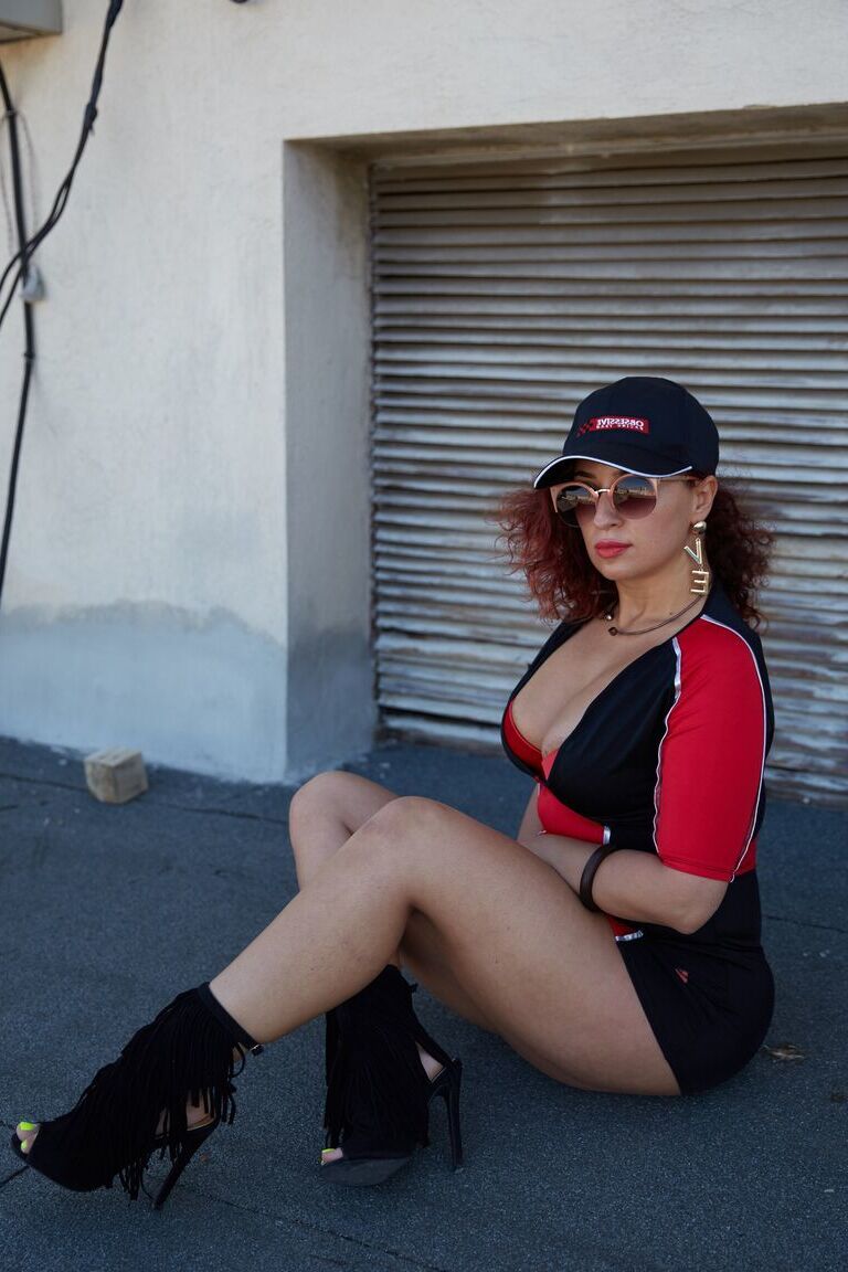 Selena Martinez, amatrice latina 21P, montre son incroyable décolleté et pose en extérieur.