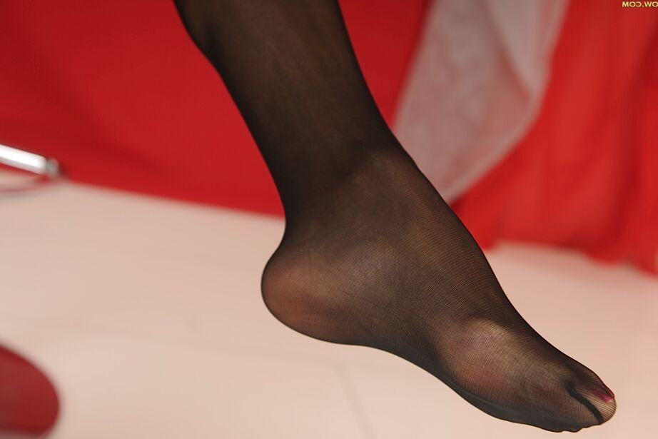 16P Criada madura tetona en medias de nailon negras mostrando su atractivo coño