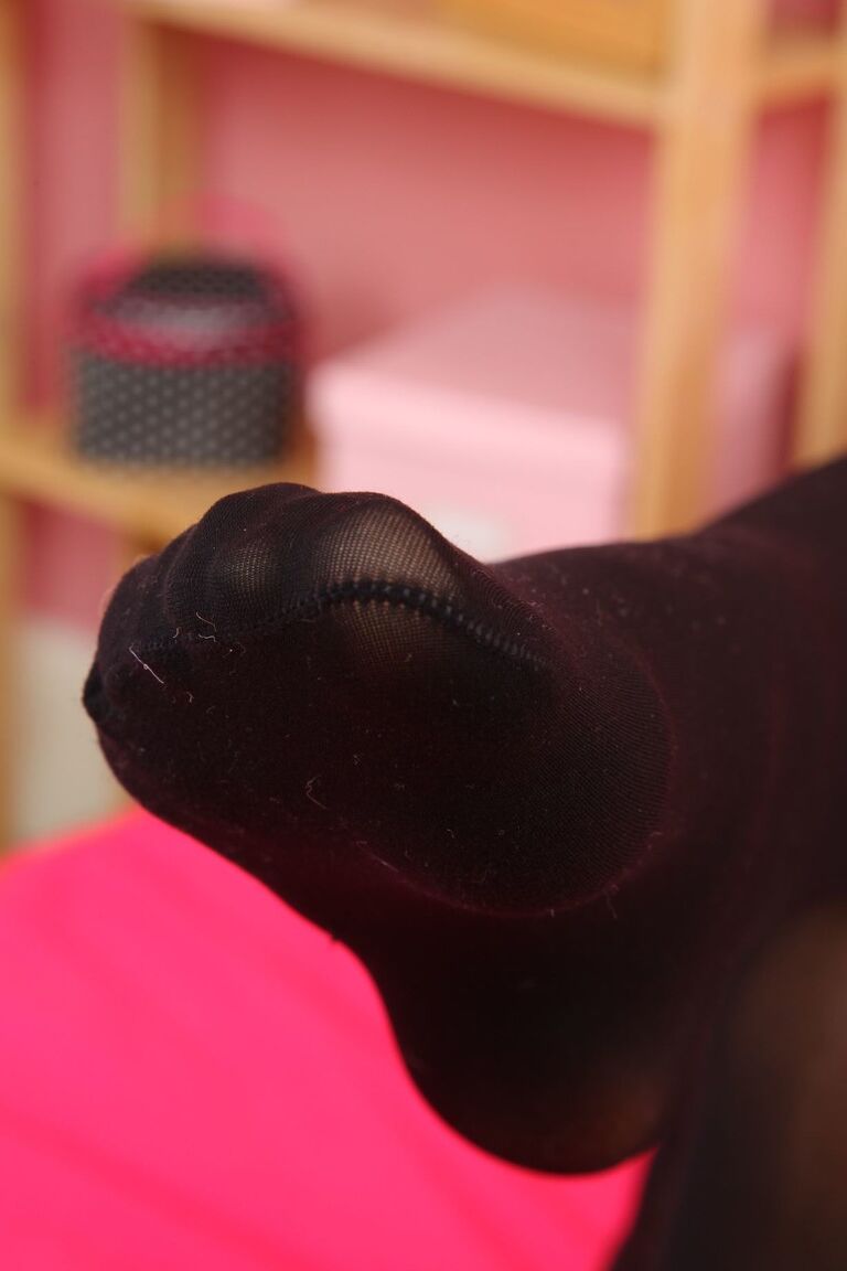 21P A fofa Emily J expõe seu corpo e pés em forma em lingerie