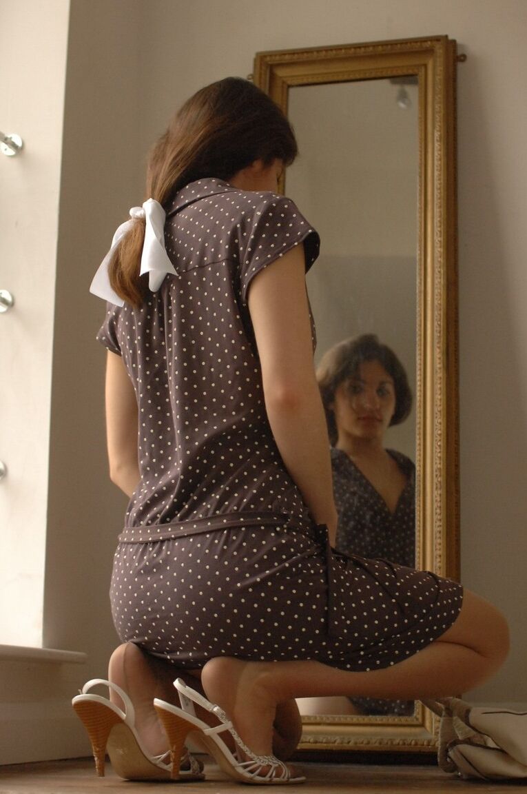 12P La chaude brune Steffi ouvre sa chemise
