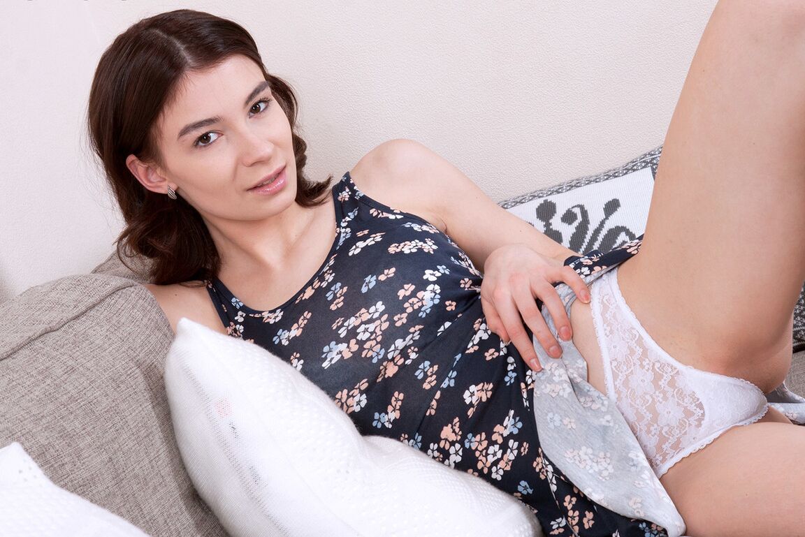 16P Bela adolescente com cabelo moreno tira vestido e lingerie para as primeiras poses nuas