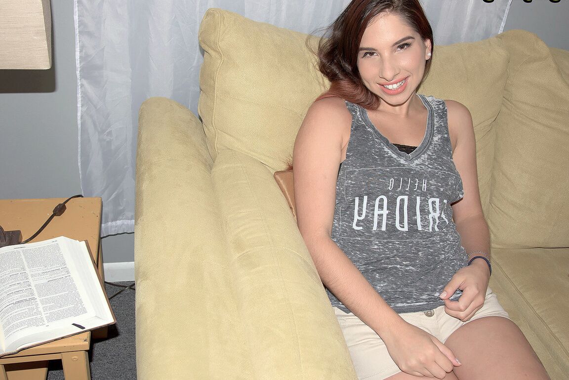 16P A adolescente de cabelos compridos Vanessa Lust mostra seus peitos pequenos e bunda grande enquanto está sozinha