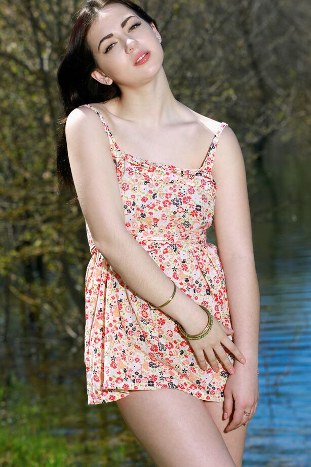 18P Gata morena tirando o vestido de verão ao ar livre para fotos de glamour adolescente