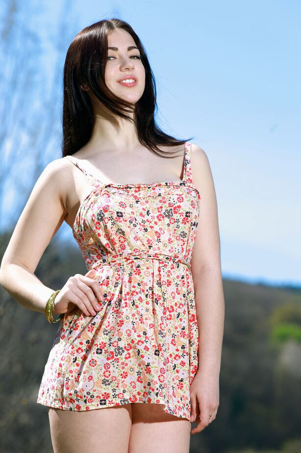 18P Gata morena tirando o vestido de verão ao ar livre para fotos de glamour adolescente