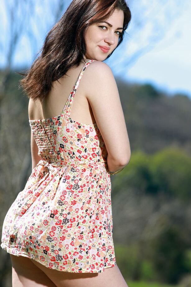 18P Gata morena tirando o vestido de verão ao ar livre para fotos de glamour adolescente