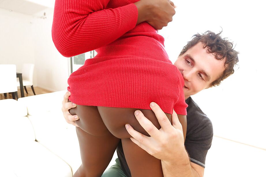 16P La negra culona Camille Amore recibiendo semen en la cara de una gran polla blanca