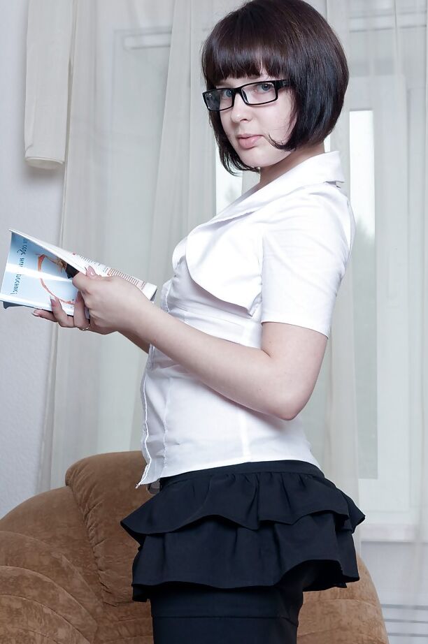 16P Süßes Teenie-Babe in weißen Strümpfen Candy S spreizt ihre Beine