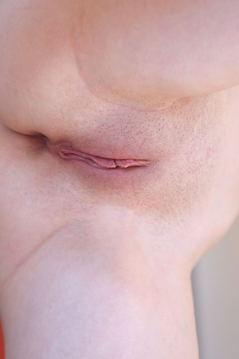 21P A deusa amadora Serena Wood mostra seu corpo esbelto e posa em uma cadeira ao ar livre