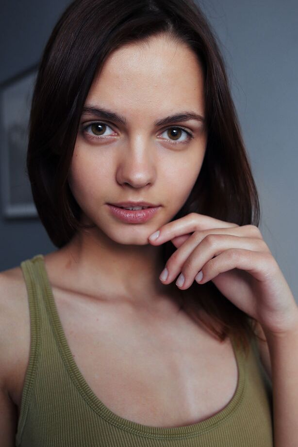 16P Euro adolescente Lilit A levanta seu vestido para expor sua buceta apertada em uma mesa