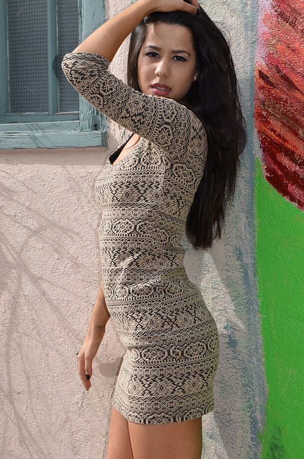 12P Das dunkelhaarige Latina-Mädchen Bella Quinn modelt nicht nackt im Türrahmen und trägt ein Kleid