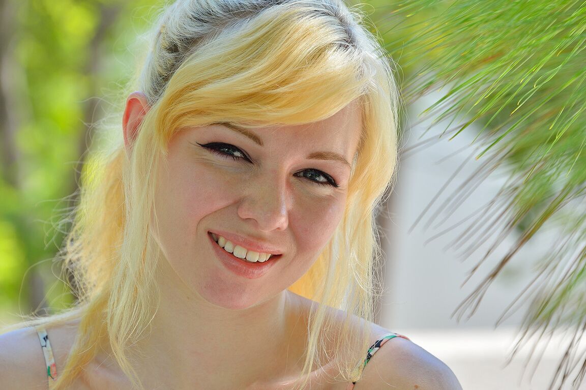 16P Une jeune fille blonde exhibe sa jupe haute et ses seins sans culotte sur un domaine public