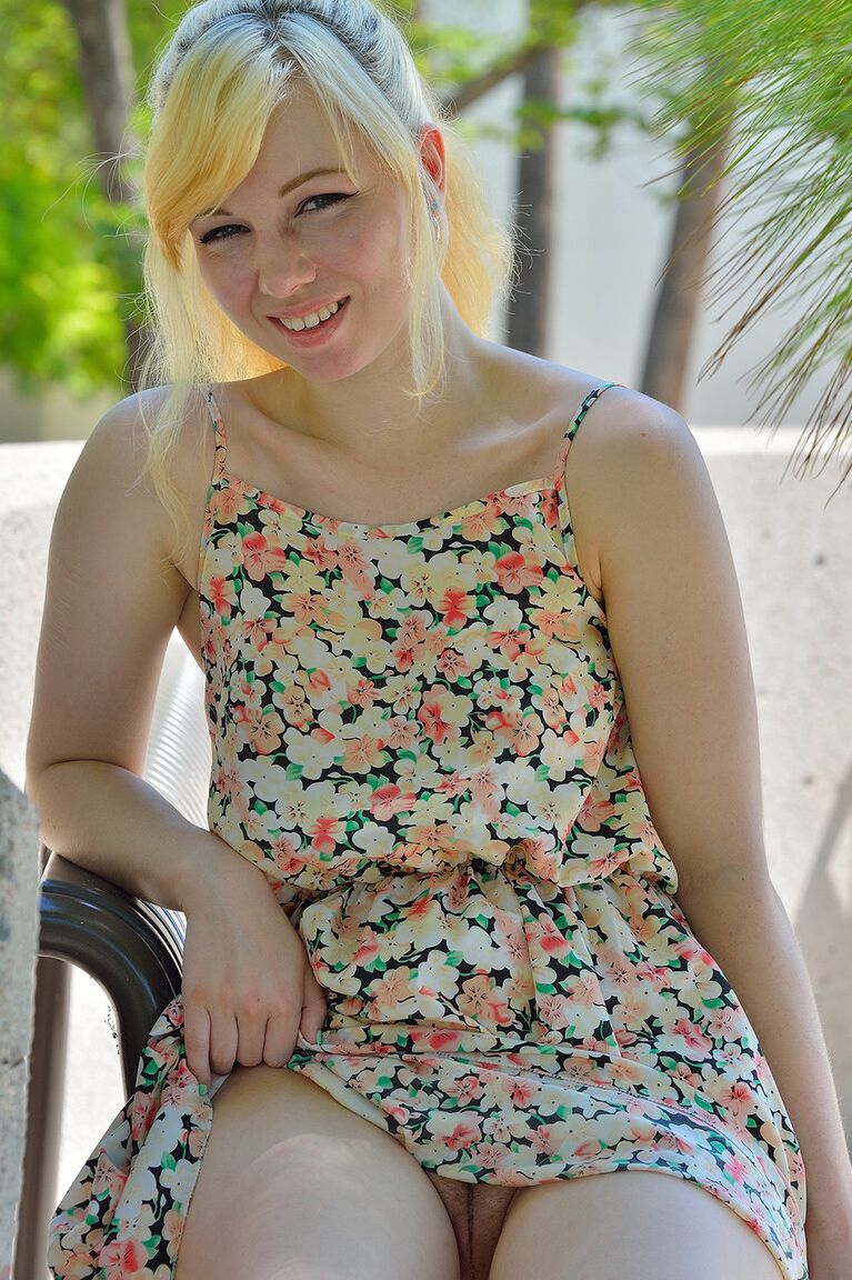 16P Une jeune fille blonde exhibe sa jupe haute et ses seins sans culotte sur un domaine public