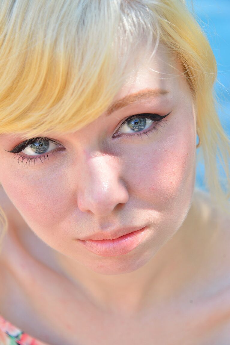 16P Une jeune fille blonde exhibe sa jupe haute et ses seins sans culotte sur un domaine public