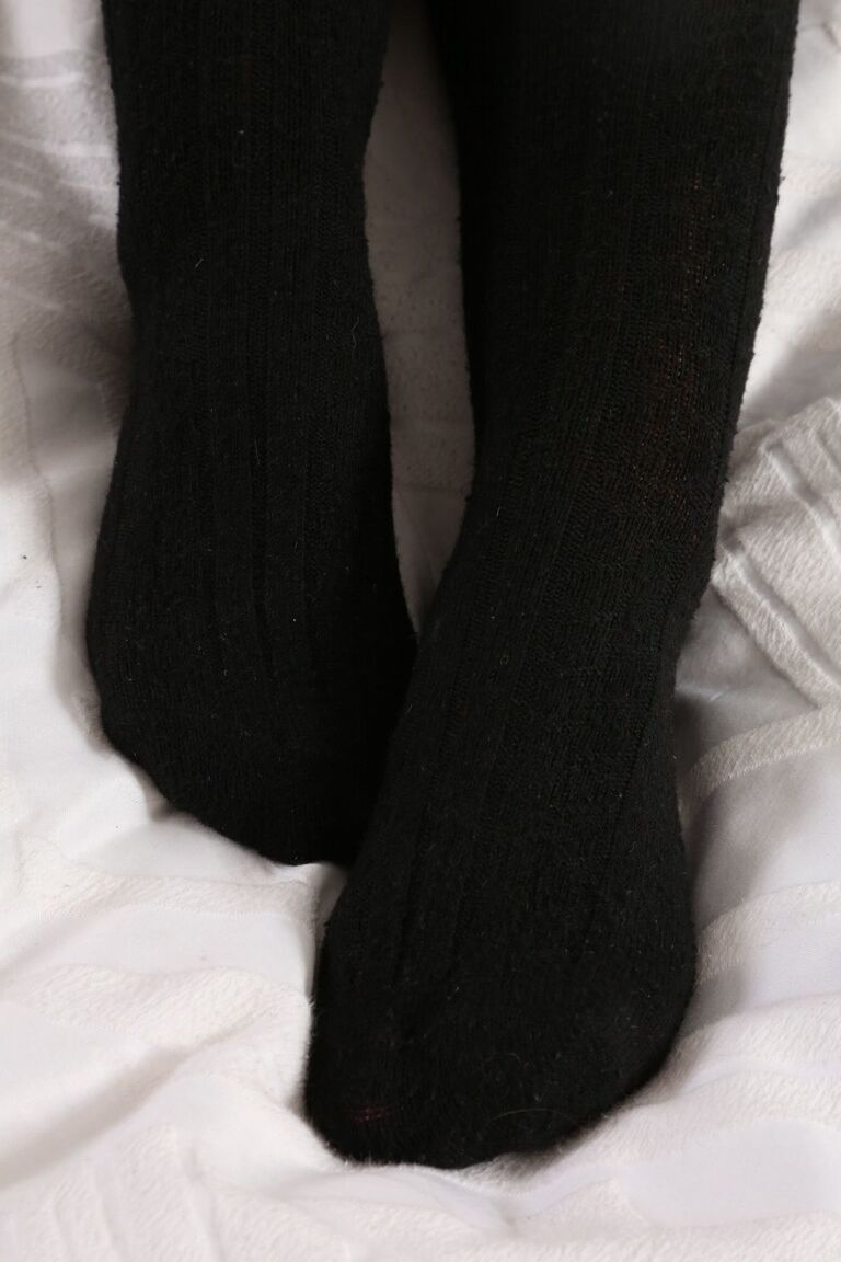 21P Loira deslumbrante em preto Amy S exibe seus seios naturais e bela bunda