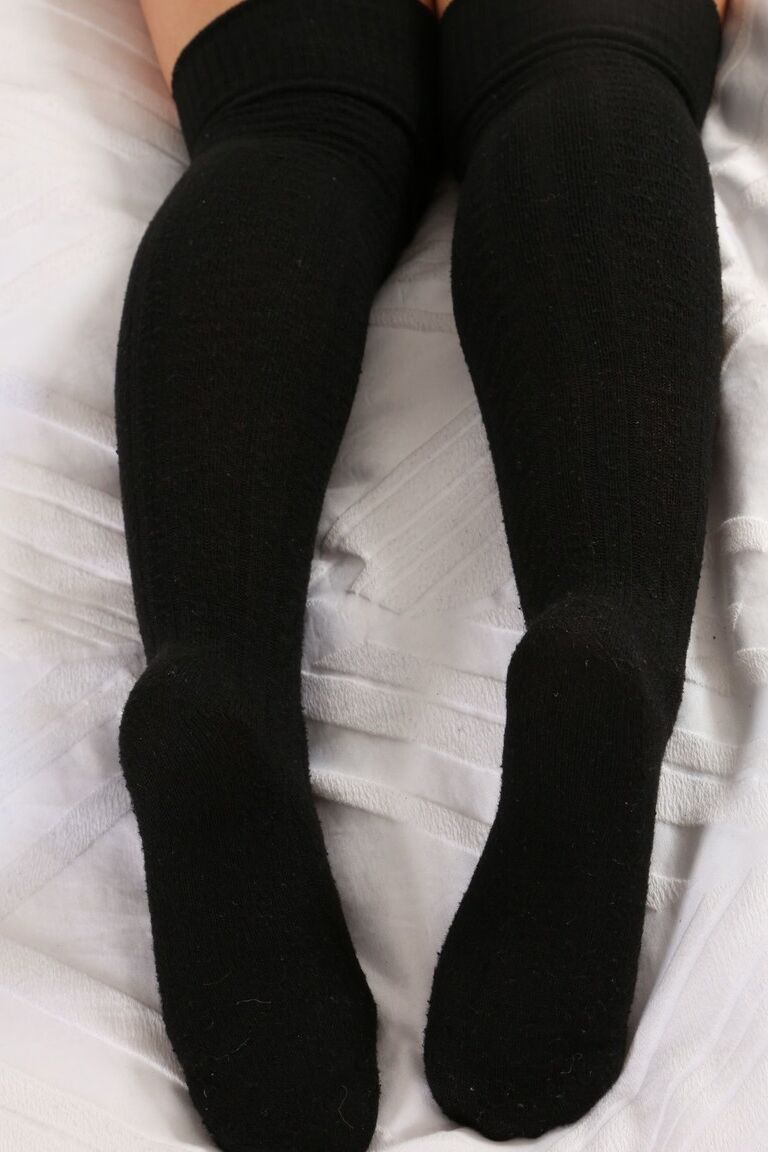21P Loira deslumbrante em preto Amy S exibe seus seios naturais e bela bunda