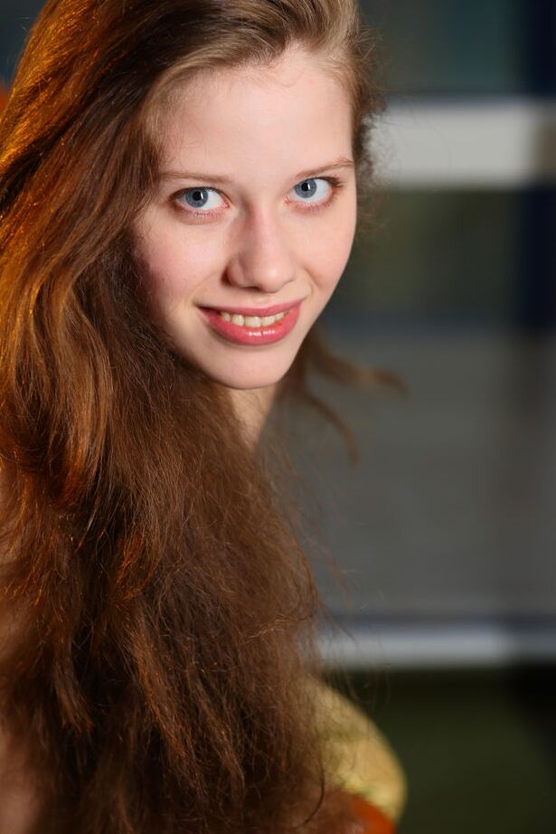 16P Das 18-jährige Mädchen Nicole stellt sich auf die Zehenspitzen, bevor sie sich völlig nackt auszieht