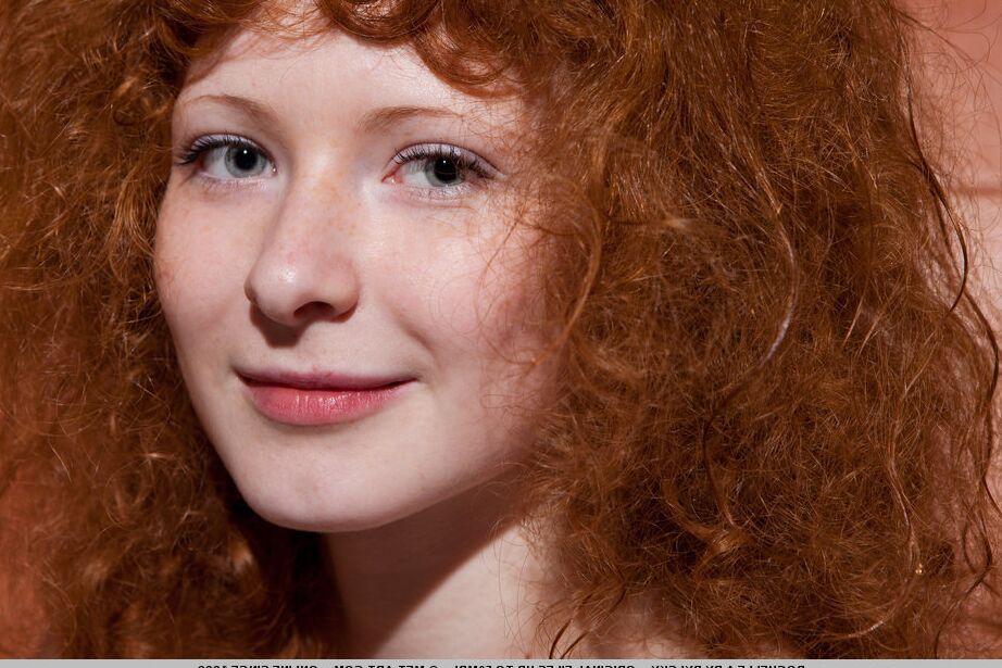 18P Rochelle A, une jolie fille au gingembre, adore montrer sa chatte juteuse