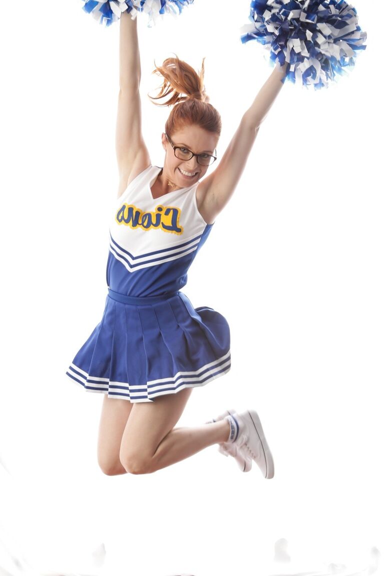 15P La linda animadora pelirroja Penny Pax con gafas dejando al descubierto sus grandes tetas