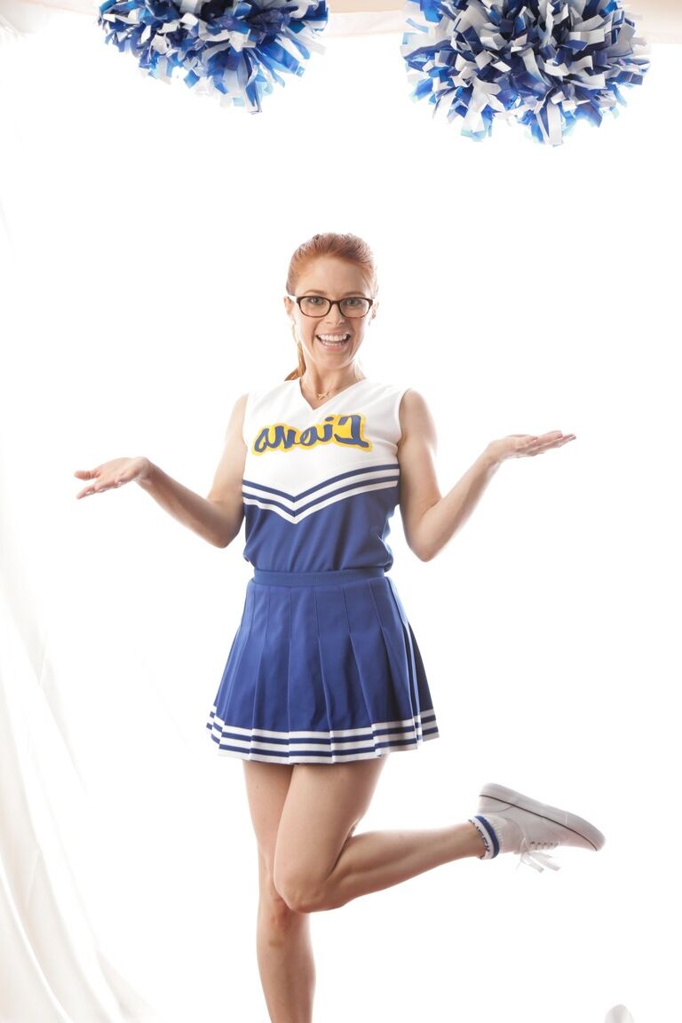 15P La linda animadora pelirroja Penny Pax con gafas dejando al descubierto sus grandes tetas
