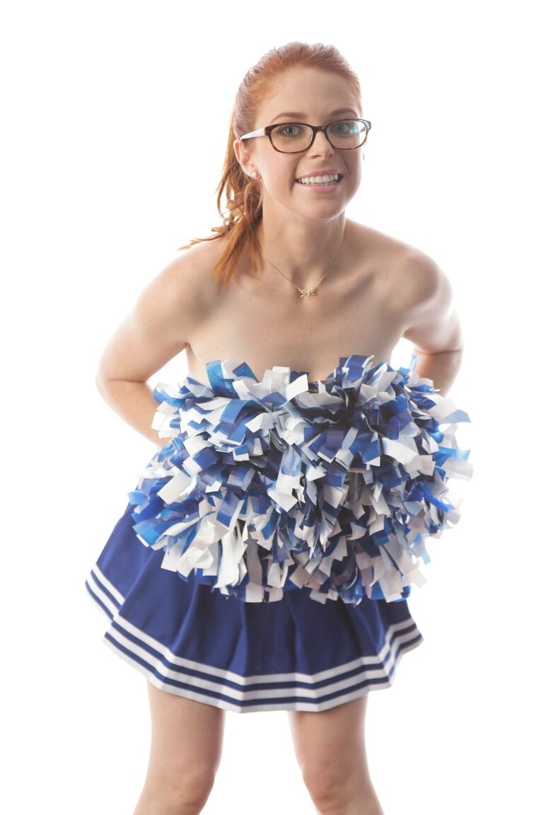 15P La linda animadora pelirroja Penny Pax con gafas dejando al descubierto sus grandes tetas