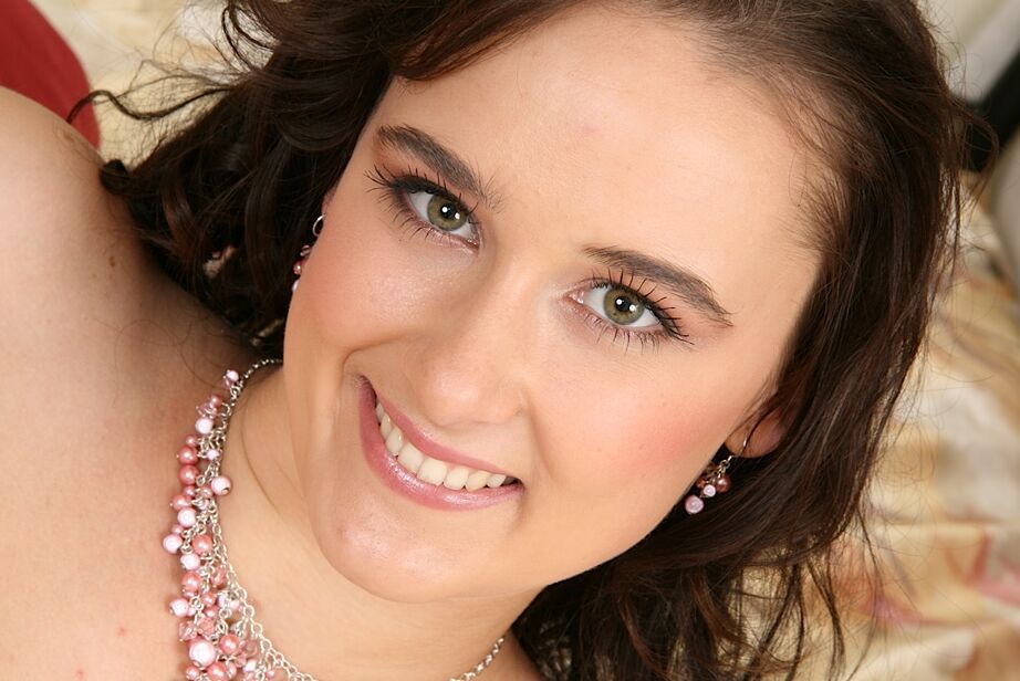 16P Smiley amateur révélant ses seins généreux et sa chatte invitante