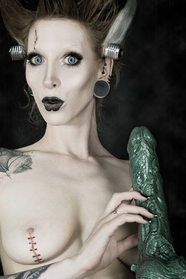 15P La modelo de tatuajes Razor Candi chupa un gran consolador con el atuendo de La novia de Frankenstein