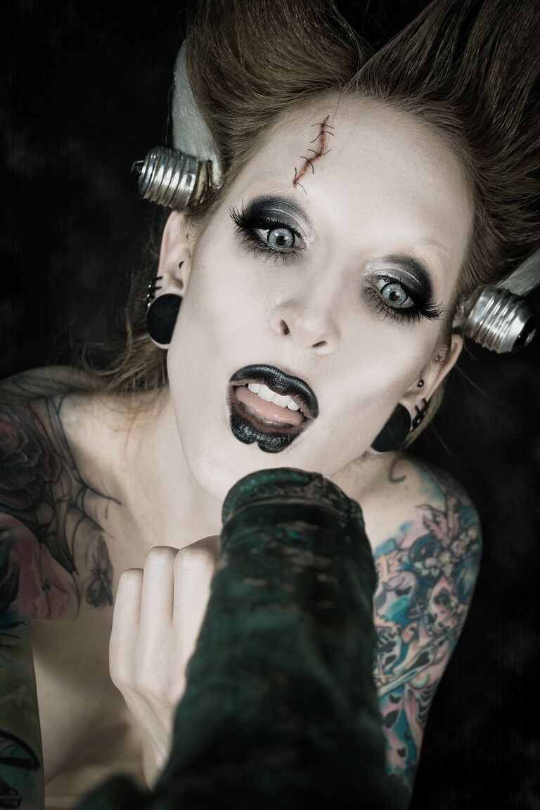15P La modelo de tatuajes Razor Candi chupa un gran consolador con el atuendo de La novia de Frankenstein