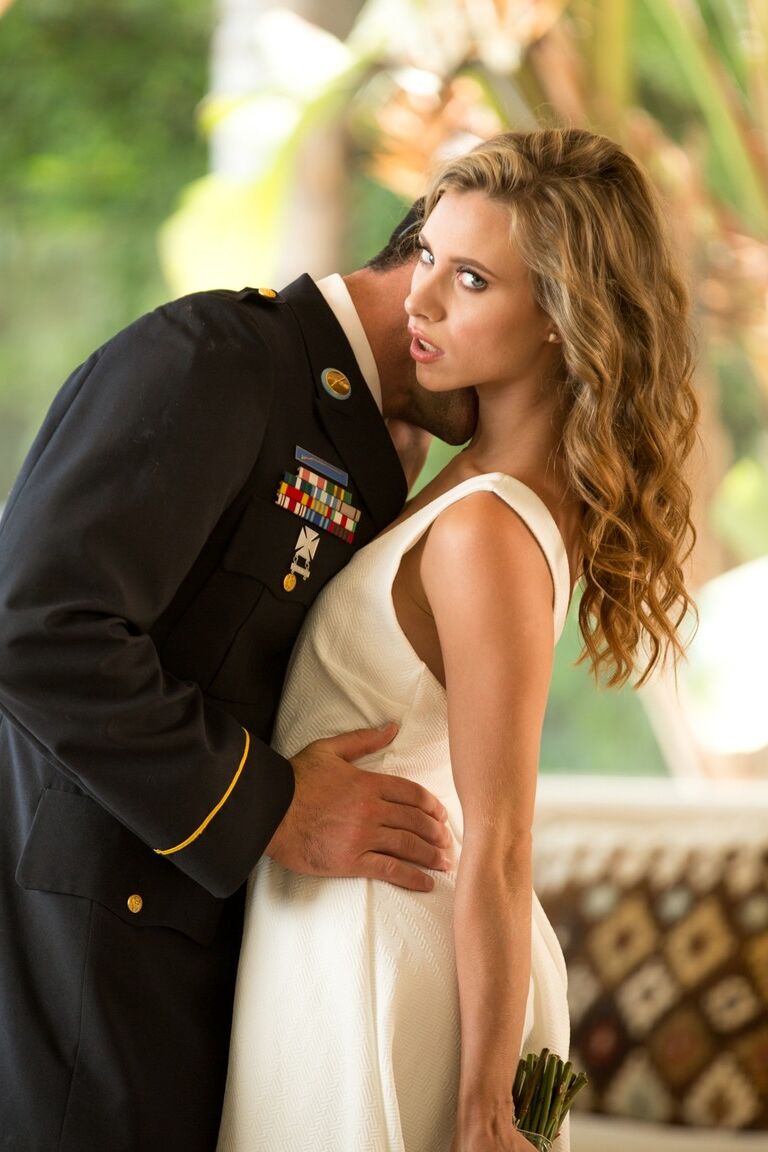 15P A esposa do Exército, Anya Olsen, dá as boas-vindas ao marido em casa com um boquete gostoso