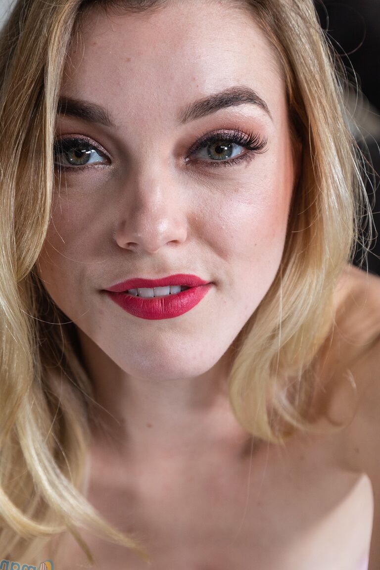 15P Rubia sexy de labios rojos se toma un selfie bajo la falda antes de hacer una paja