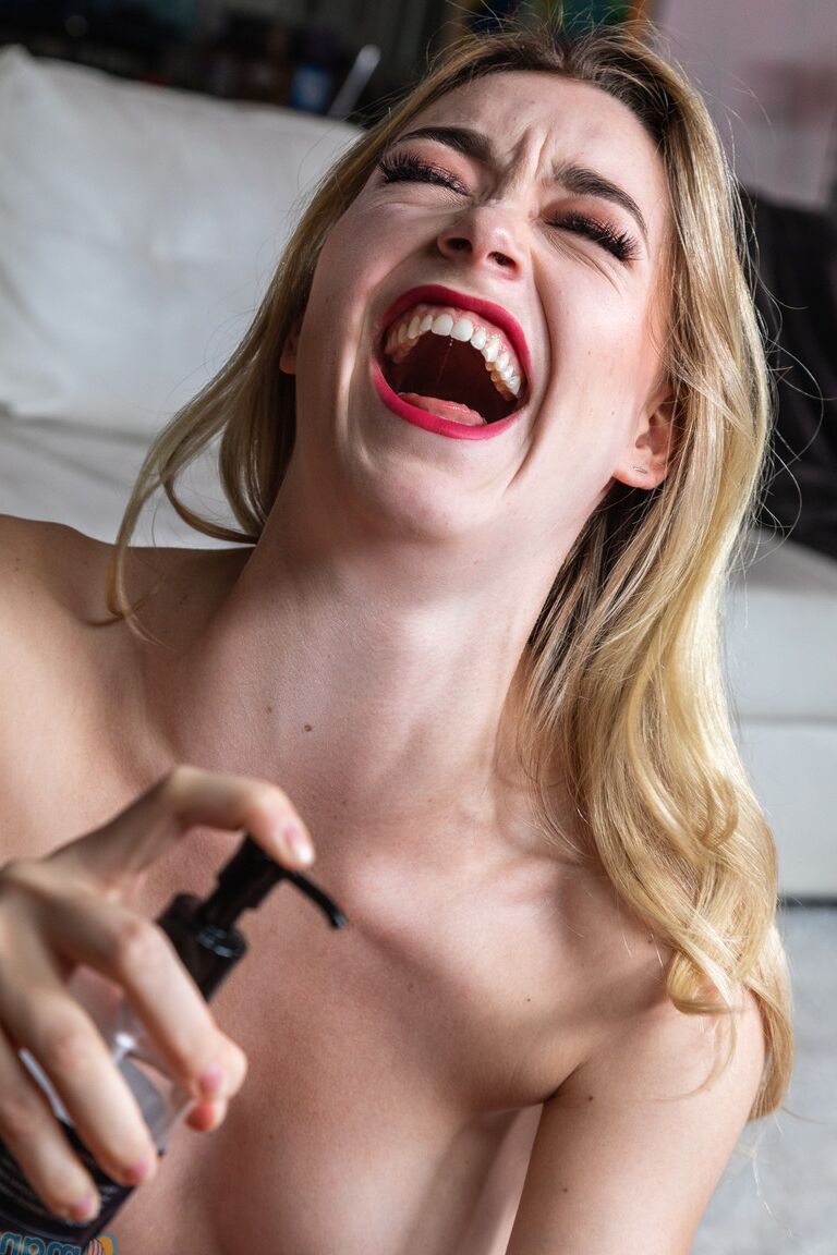 15P Rubia sexy de labios rojos se toma un selfie bajo la falda antes de hacer una paja
