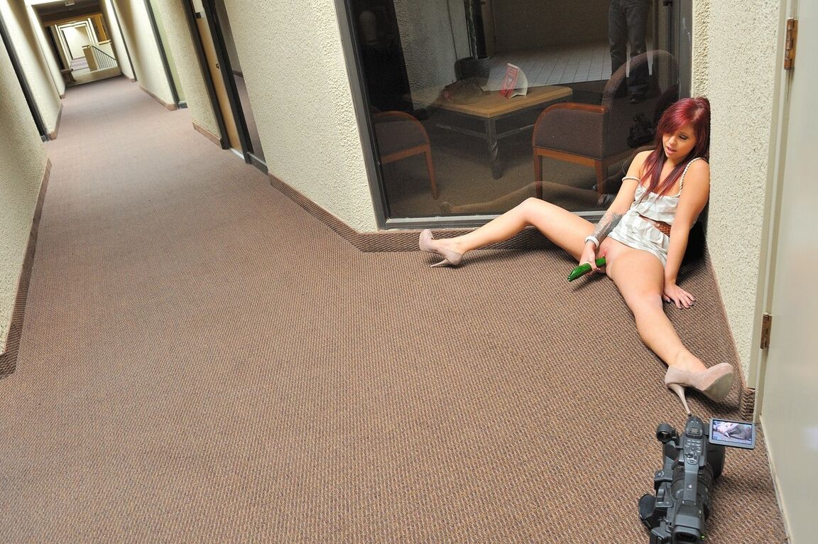 21P Madelyn, une fille glamour, se masturbe la chatte excitée avec un concombre