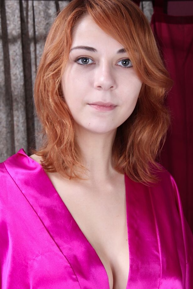 15P Die hellhäutige Rothaarige Nancy Reid schlüpft aus ihren Dessous, bevor sie mit ihrer Muschi spielt