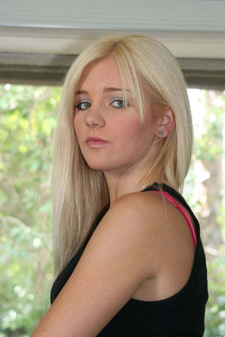 16P A jovem loira Holly Van Hough abre o dedo da sua vulva careca depois de se despir