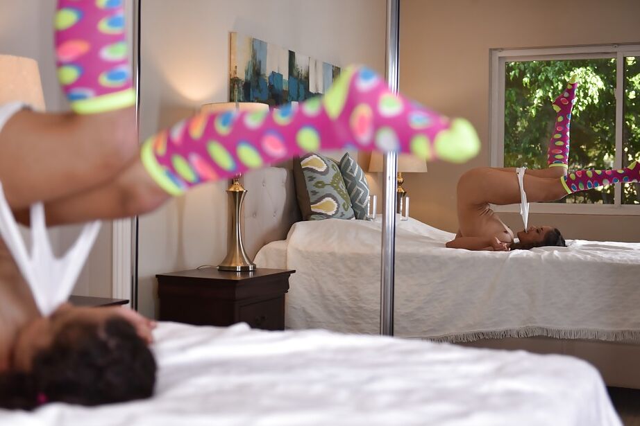 16P Jeune chérie en jolies chaussettes se déshabillant avant de se masturber sur le lit