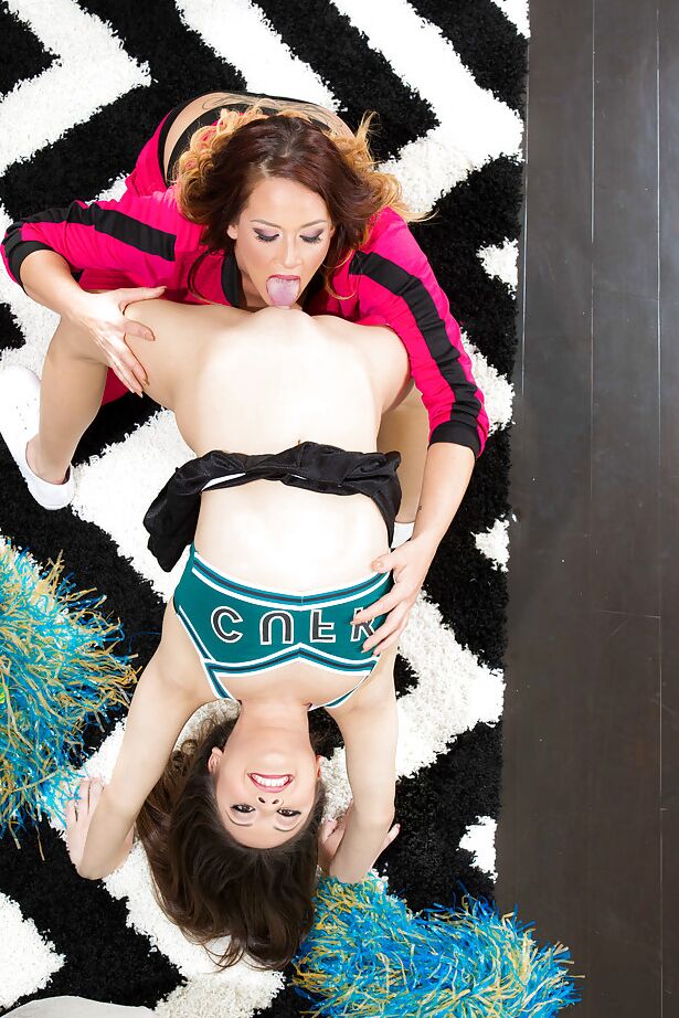 16P Madrasta peituda Tory Lane força a enteada mal comportada Lucy Doll a fazer sexo