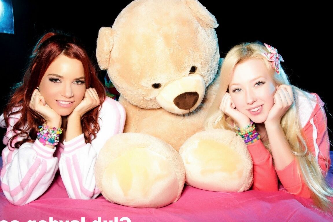 12P Der lesbische Pornostar Jayden Cole und ein blonder Liebhaber reiben gemeinsam ihre Fotzen