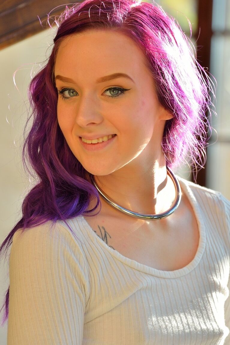 15P Chica adolescente con cabello morado abre su coño calvo para hacerse un puño