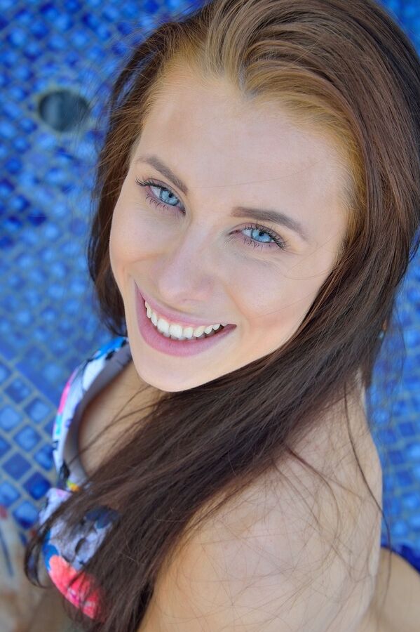15P Zierlicher Teenager im Bikini streckt die Schamlippen weit auf und spielt am Pool mit dem Arsch
