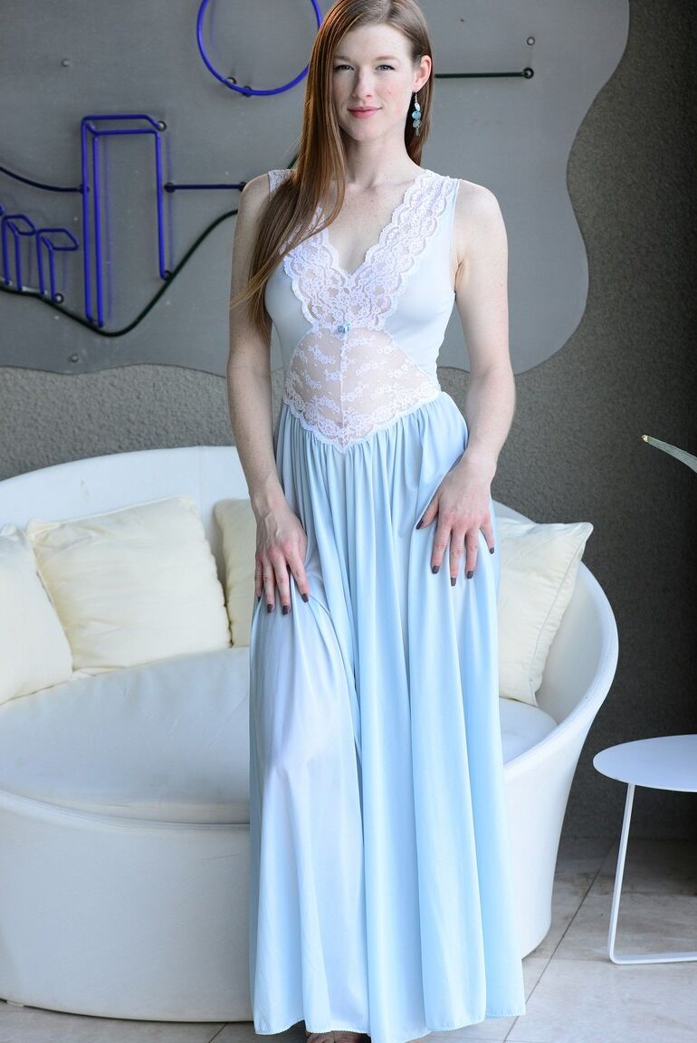 15P La douce princesse Gemma Minx remonte sa robe vaporeuse pour toucher sa chatte écartée