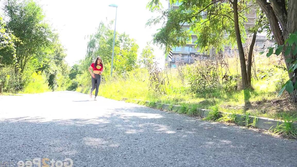 15P Соло-девушка Барбара Бибер стягивает узкие штаны, чтобы поссать возле дороги