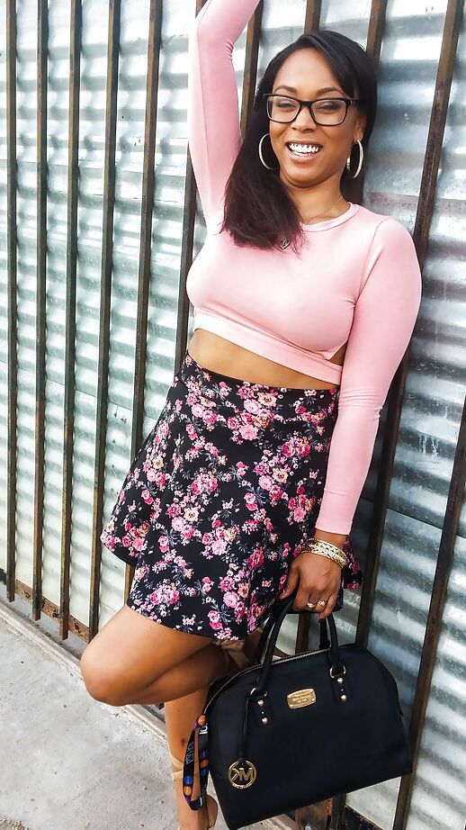 16P La tetona de ébano Porsha Carrera mostrando su tanga y su culo gordo