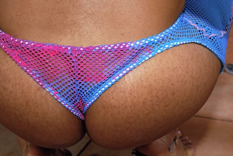 16P Die freche schwarze MILF Daiquiri Divine zeigt ihren köstlichen Hintern