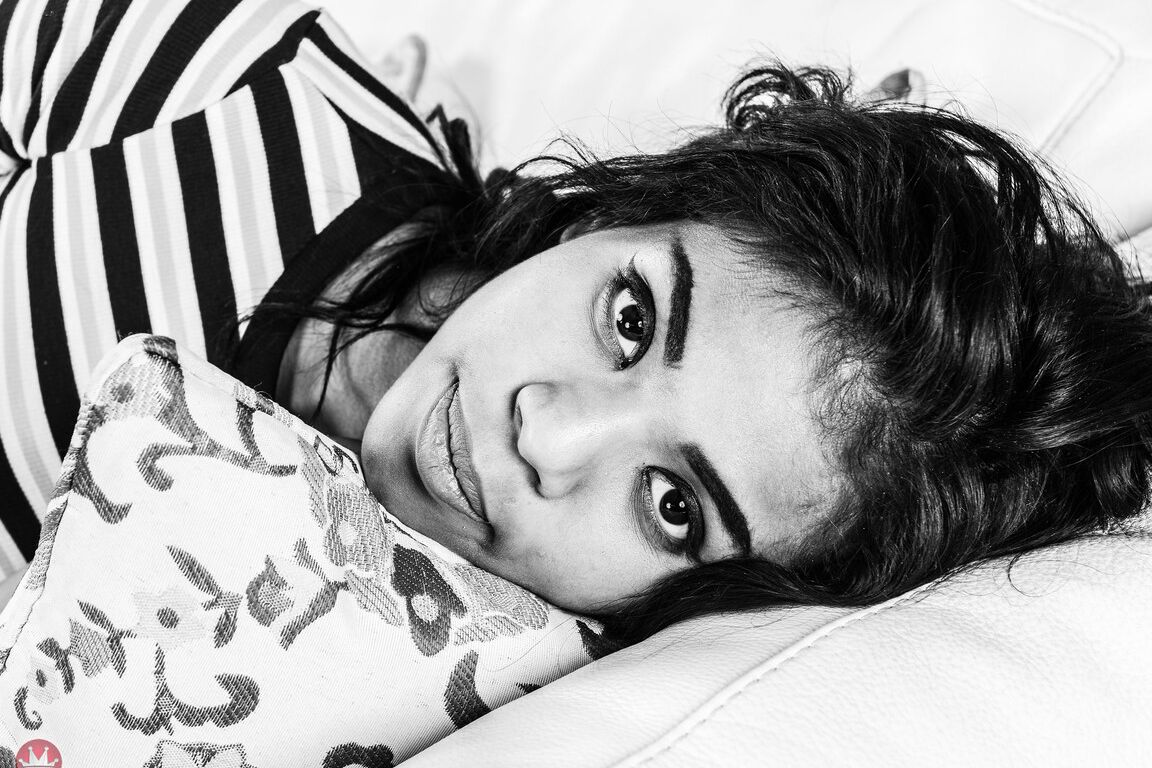 21P Petite adolescente Nia Nacci mostra seus belos seios e sua suculenta vulva marrom em um solo