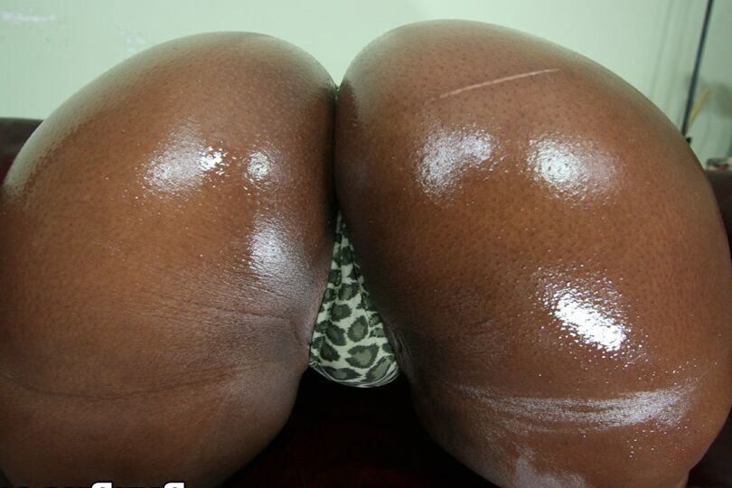 16P Negra de enormes tetas Skyy Black enseña el culo en medias