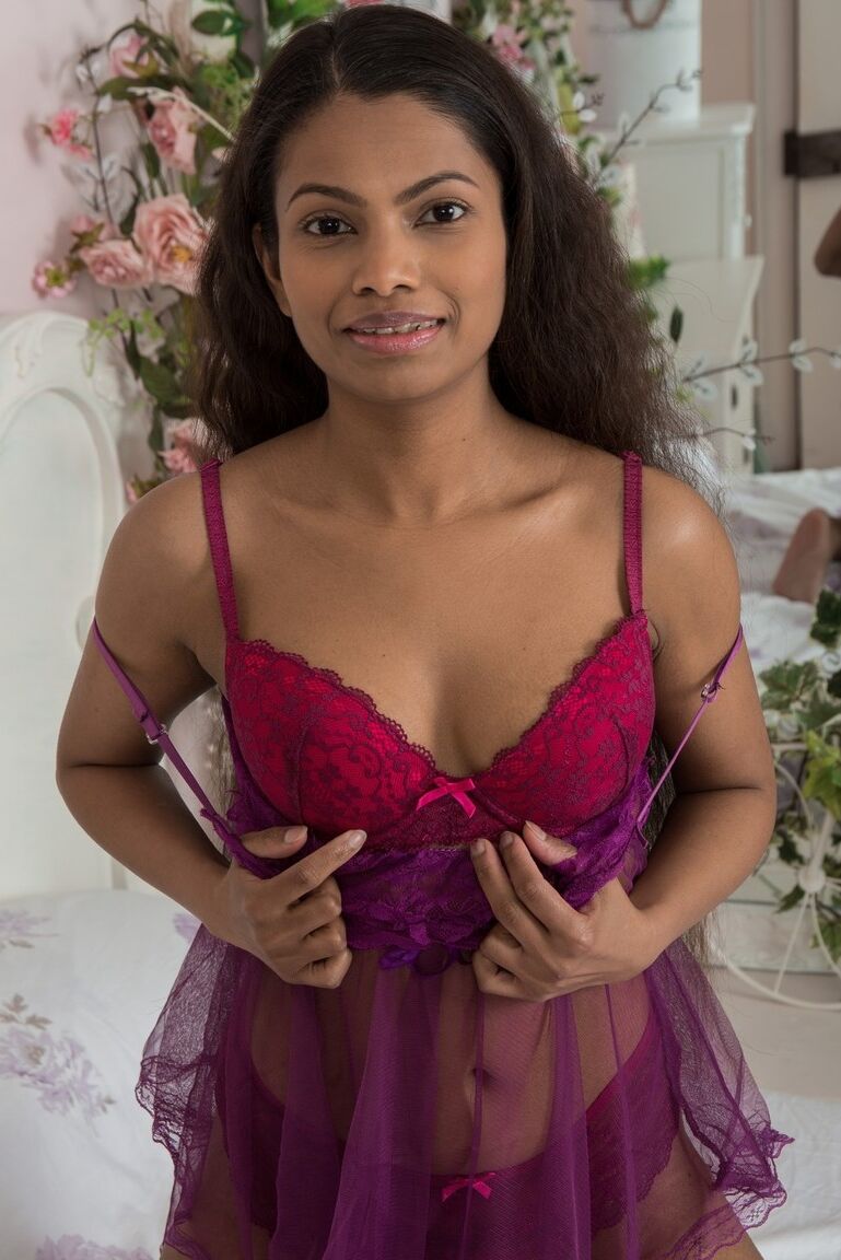 16P A adolescente exótica Alishaa Mae tira a lingerie para exibir seu castor