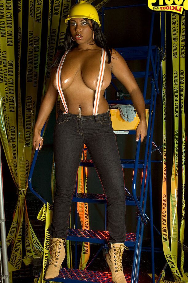 16P La mujer negra Candace Von se baja los jeans para exponer su gran trasero
