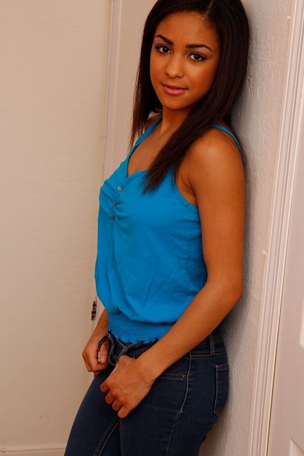 15P Nicole Bexley, une fille ethnique, se doigte la chatte.