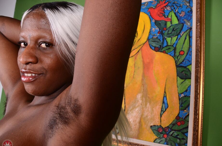 16P A amadora robusta de ébano Osa revela partes do corpo com a barba por fazer enquanto se despe
