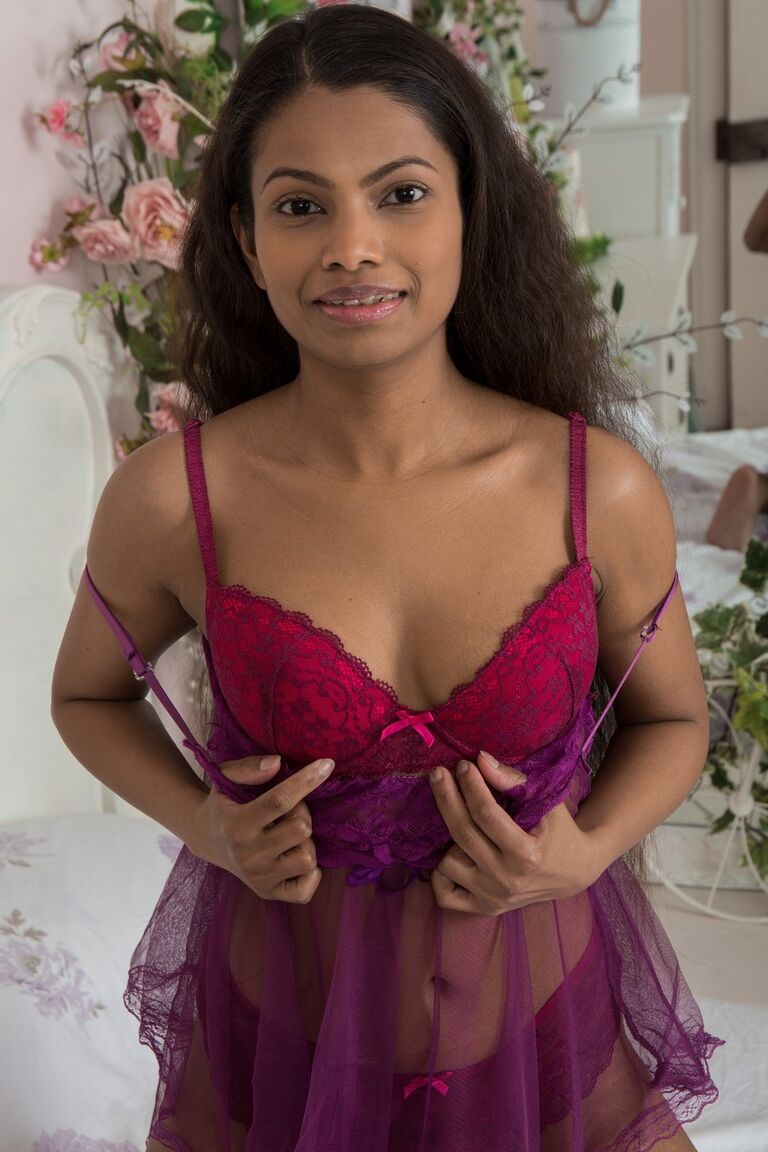 17P La linda negra de tetas naturales Alishaa Mae se abre de piernas